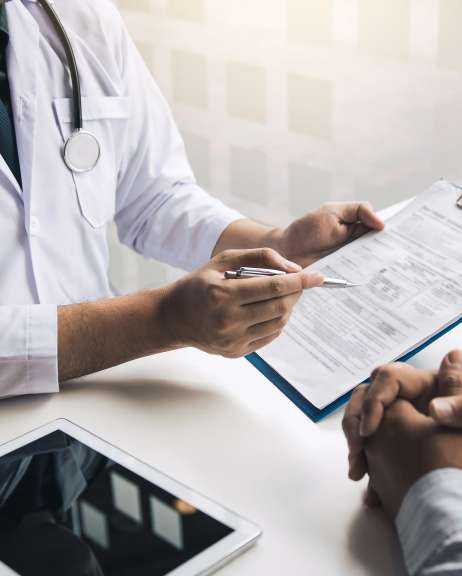 Врач консультирует пациента о противопоказаниях препарата